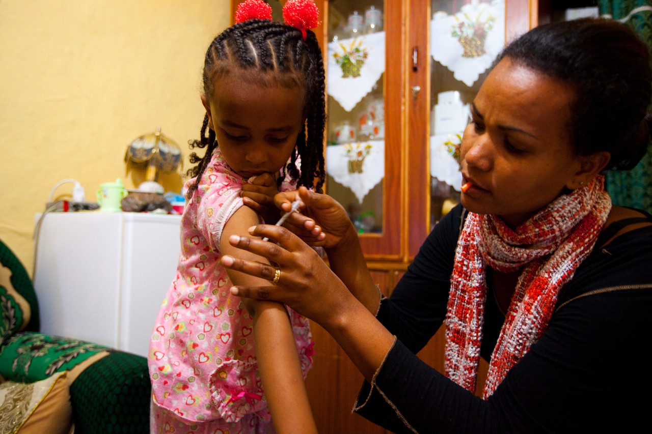 Saba Samuel och hennes mor Saba bor i Etiopien och lever med 1-diabetes.